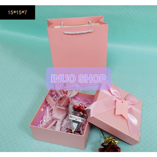 Caja con bolsa para regalo con lazo rosa